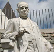 Ottokar Kernstock Statue im Ortskern von Vorau