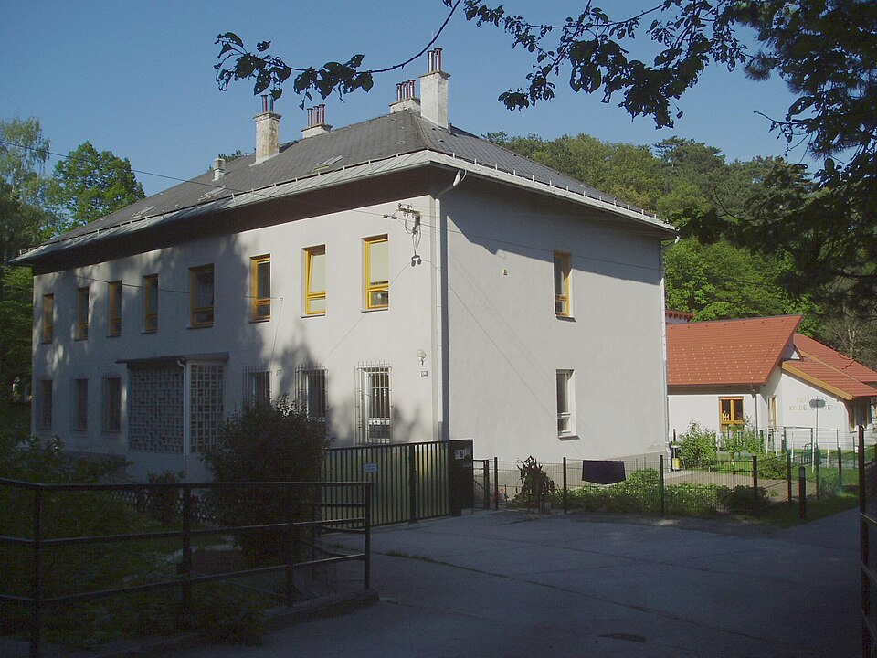 Datei:Alter und neuer kindergarten.jpg