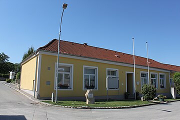 Gegenüber: Alte Schule und Museum