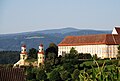 Schloss Stainz Ostseite mit Reinischkogel.jpg