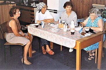 Obmann-Stv. Herta Vorderdörfler organisiert mit Hilda Burits, Rosa Fux, Anni Furch.