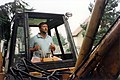 Hofer in Tätigkeit mit seinem Traktor, Foto von 1990