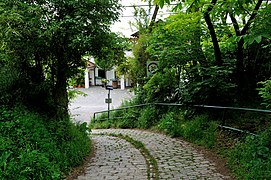 Blick Richtung vom Breitenweg Richtung Stammersdorfer TSraße (im Hintergrund der Heurige Christ)