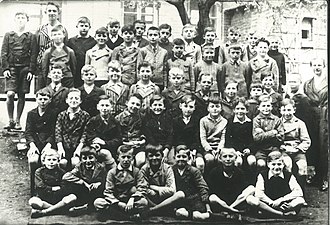 Letztes Jahr der Troppauer Volksschule, Fredi 2. Reihe und Dritter von rechts