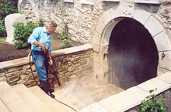 2003 Stiege in den Gewölbekeller, mit Georg Zsalacz