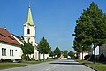 Ortsdurchfahrt von Baumgarten/March mit der Schule linksseitig