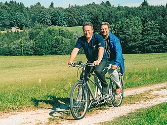 Die Firmengründer der Eurofun Gruppe Walter Schmid und Herbert Würtinger auf einem Tandem