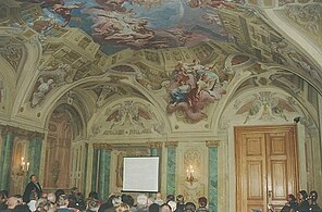 Friedrich Kurrent spricht im „Carlone“-Saal.