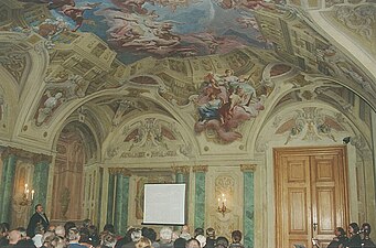 Friedrich Kurrent spricht im „Carlone“-Saal.