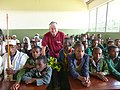 Peter Krasser in einer Klasse der Haro Berbabo Schule mit Kindern und dem Ältestenrat