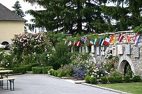 Rosengarten mit beflaggter Europawand