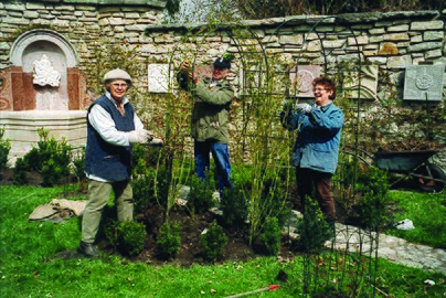 Arbeit im Rosengarten, Anni, Hilda u. Fritz