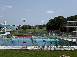 Mehrzweckbecken mit Springerbereich im Vordergrund