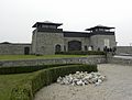 Eingangsgebäude mit Haupttor KZ Mauthausen 2010.JPG