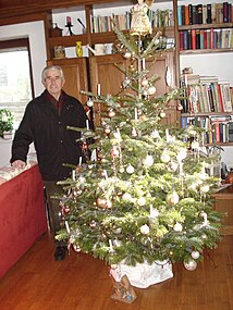 Christbaum 2021 von Enkelin Leni geschmückt