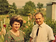 Alfred u. Anni im Garten in Kaisersteinbruch, um 1970