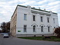 Bediensteten-Wohnhaus am Zentralfriedhof, Wien 11, 2013 befindet sich die Verwaltung des Friedhofs und eine Informationsstelle im Erdgeschoß, im ersten Stock sind nach wie vor Wohnungen