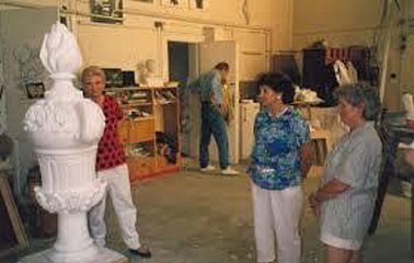 Juli 1991 Atelier von Bildhauer Ferenc Gyurcsek in Budapest, Besichtigung des Vasenmodells der Kirche