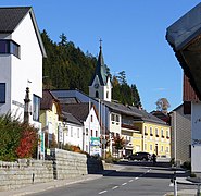 Weitersfelden. Links das Rathaus und davor der Pranger. 2019