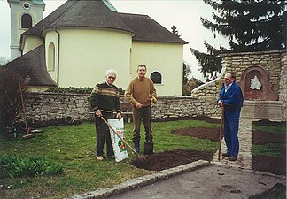 2001 Rosengarten mit „englischen Rosen“, Alfred, Helmuth, Fritz[5][6]