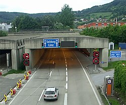 Südeinfahrt Plabutschtunnel, im Hintergrund der Bahnhof Graz Webling