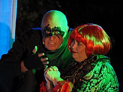 Tod (Roland Stumpf) und Frau Jedermann (Stefanie Pauly)