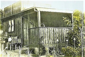 Die Kinder kamen zu den Großeltern nach Wien, 1930 Fredi mit Oma im Schrebergarten