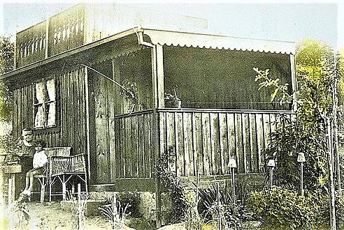 Im Schrebergarten die Großmutter mit ihrem ersten Enkel Fredi, nach seiner katholischen Taufe 1925 erfolgte die Lossprechung