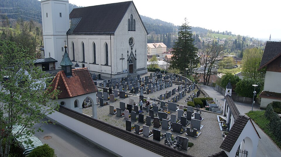 Datei:Kennelbach-Kirche-Friedhof-01ASD.jpg