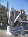 Alban Berg-Denkmal vor der Wiener Staatsoper