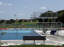 Spingerbereich mit 3m Sprungplattform und 1-m Sprungbrett