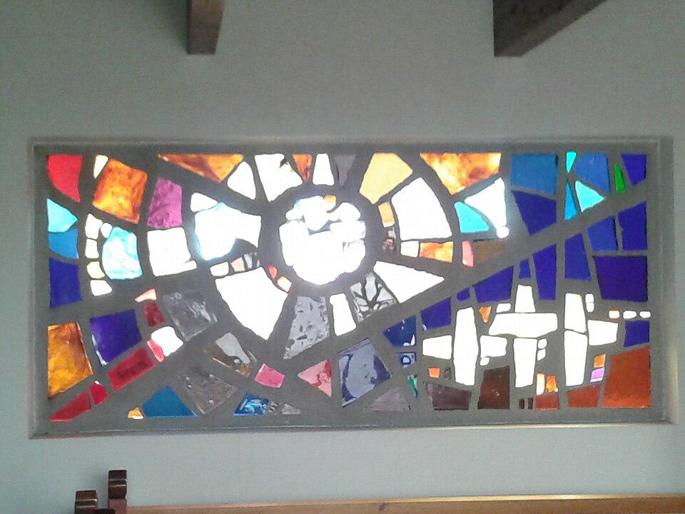 Datei:Kennelbach Vbg, Aufbahrungshalle Glasfenster.jpg