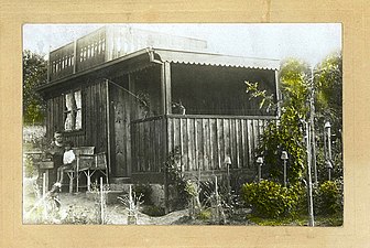 Die Kinder kamen zu den Großeltern nach Wien, 1930 Fredi mit Oma im Schrebergarten