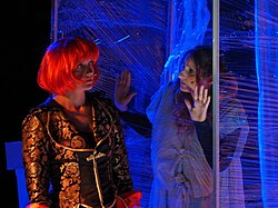 Frau Jedermann (Peta Klotzberg) und Gute Werke (Katja Lee)