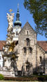 Dreifaltigkeitssäule und romanische Stiftskirche im inneren Stiftshof