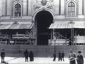 Hofburg, Michaelertor, Pfeiler, Balkonplatten 1890. Herkulesstatuen aus Zogelsdorfer Stein