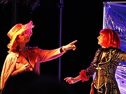 Dicke Cousine (Stephanie Amsüss) und Frau Jedermann (Johanna Hoblik)