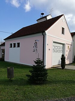 Feuerwehrhaus Urbersdorf seitlich.jpg