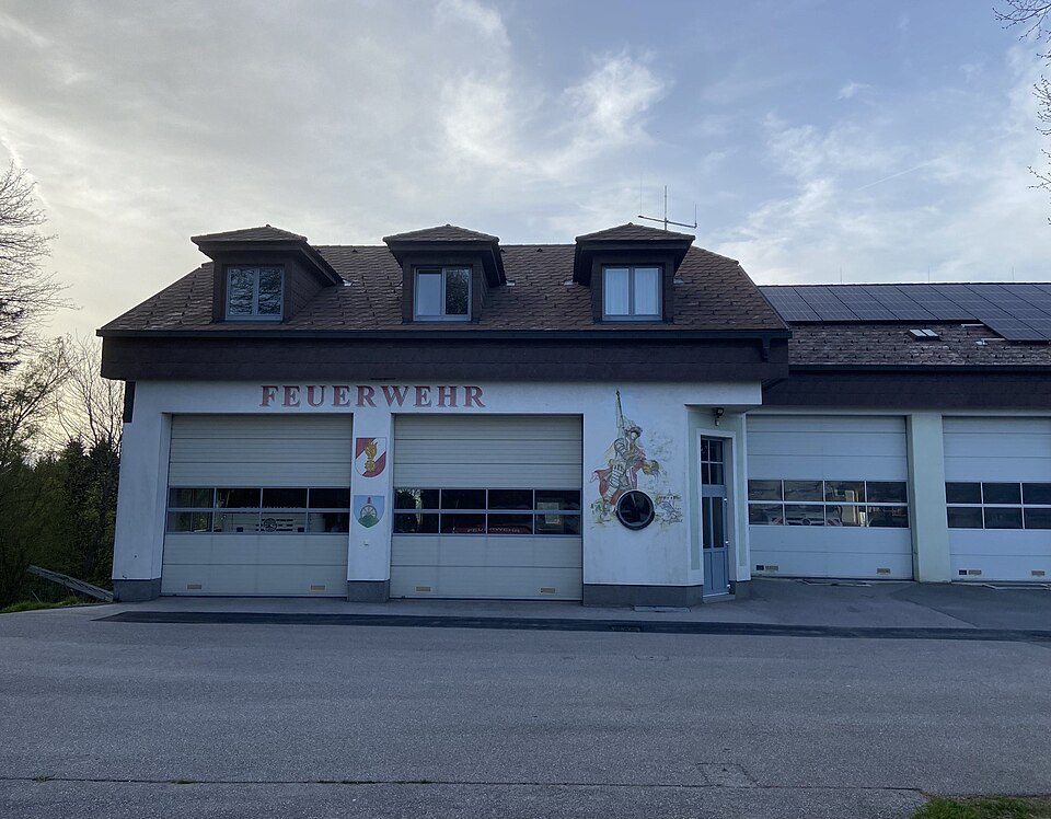 Datei:Feuerwehrhaus Hochneukirchen.jpg