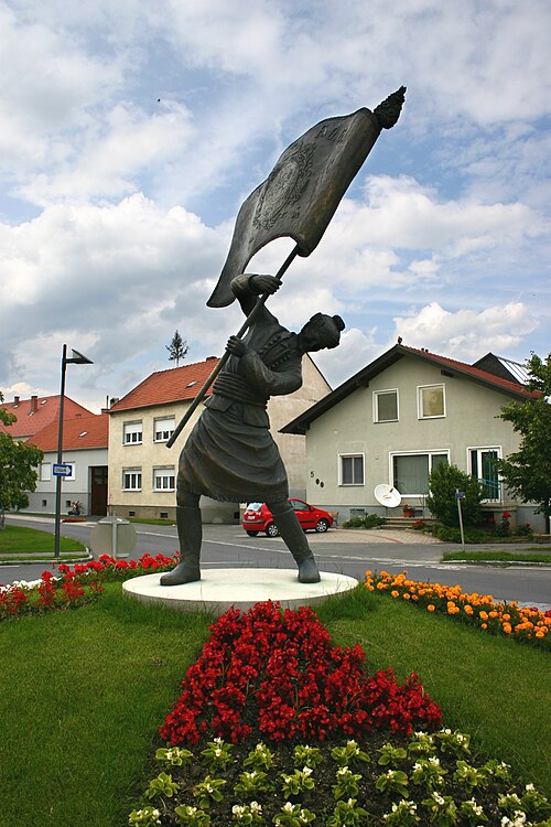 Datei:Neckenmarkt Kreisverkehr mit Fahnenschwinger.jpg