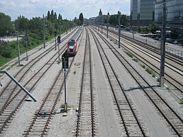 Bahnhof Wien Donauuferbahnhof; Aufgenommen vom Judith-Deutsch-Steg aus, Blick Richtung Reichsbrücke